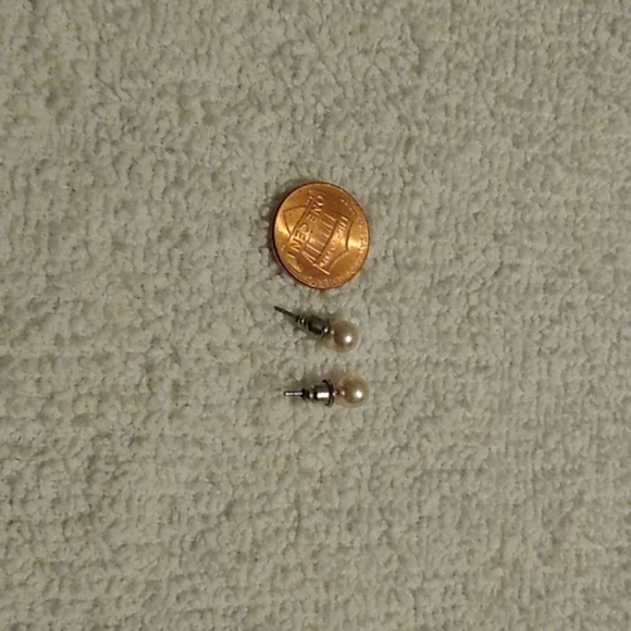 Five pairs of stud earrings (very tiny) - Picture 5 of 6